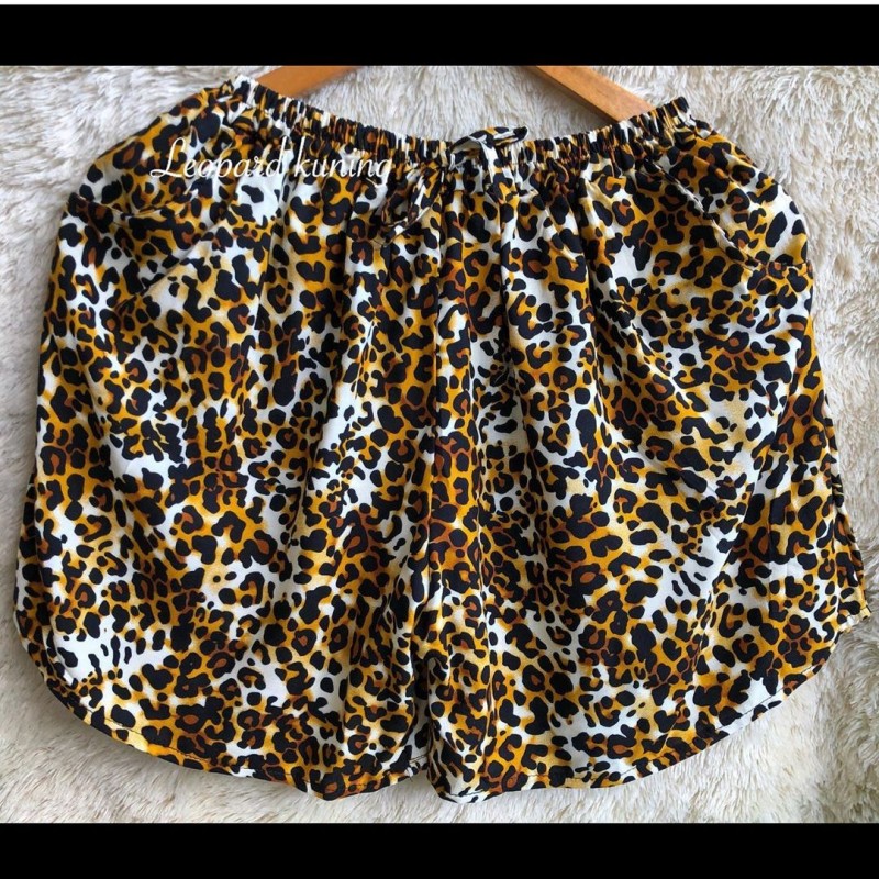 Celana pendek wanita motif leopard
